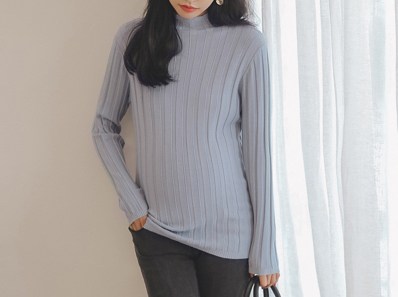 Alacsony gallérral ellátott pulóver terhes nők számára