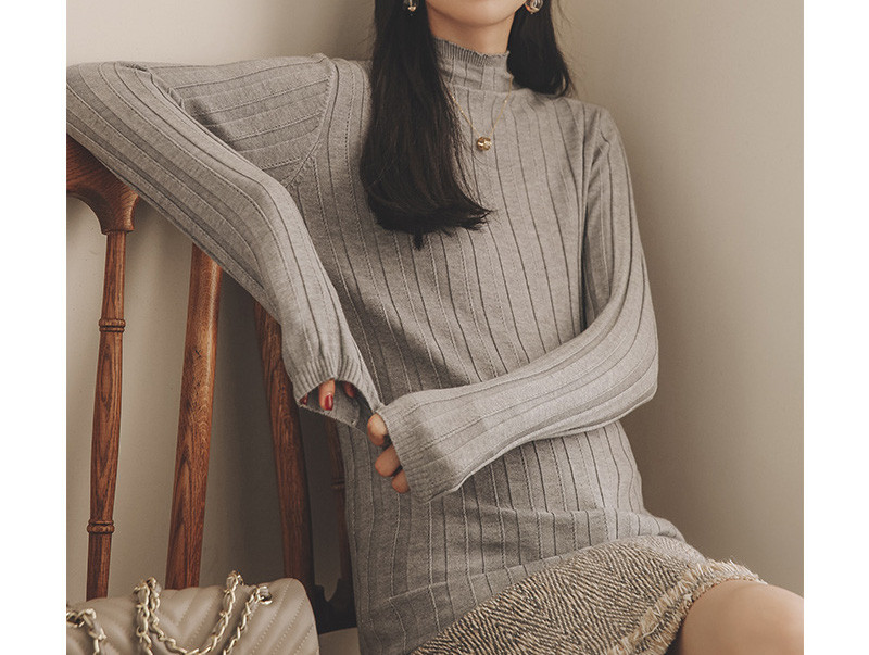 Alacsony gallérral ellátott pulóver terhes nők számára