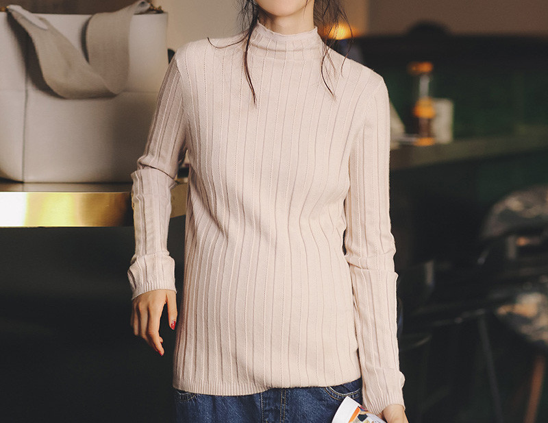 Alacsony gallérral ellátott pulóver terhes nők számára