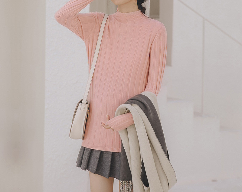 Alacsony gallérral ellátott pulóver terhes nők számára