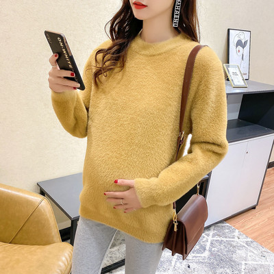 Пухен пуловер за бременни с ниска яка