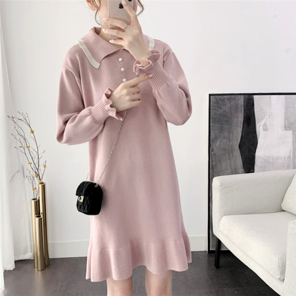 Uue mudeli krae ja nööpidega kleit rasedatele