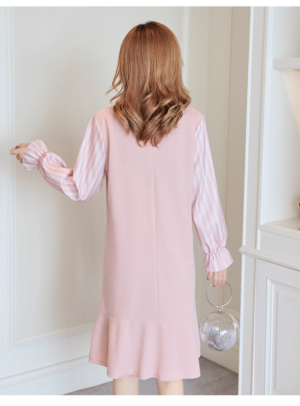 Női szabású ruha szalaggal terhes nőknek