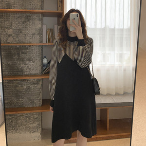 Kötött ruha terhes nőknek alacsony gallérral