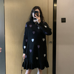 Kötött ruha terhes nőknek alacsony gallérral