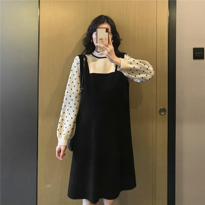 Kötött ruha terhes nőknek alacsony gallérral