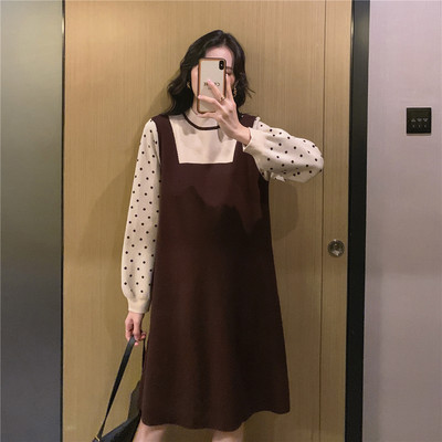 Kötött ruha terhes nőknek alacsony gallérral