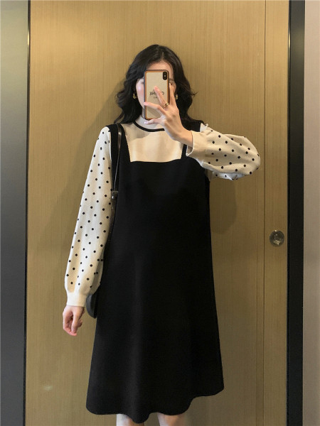 Kötött ruha terhes nőknek alacsony gallérral