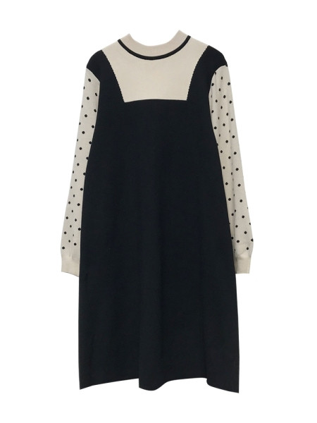 Kötött ruha terhes nőknek alacsony gallérral