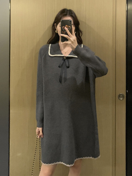 Terhes nőknek szánt széles modellruha szalaggal