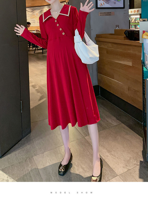 Új modell ruha terhes nőknek gombokkal