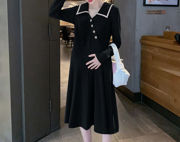 Új modell ruha terhes nőknek gombokkal