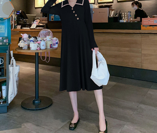 Új modell ruha terhes nőknek gombokkal