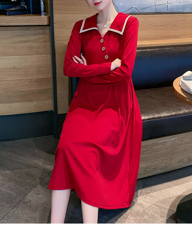 Új modell ruha terhes nőknek gombokkal