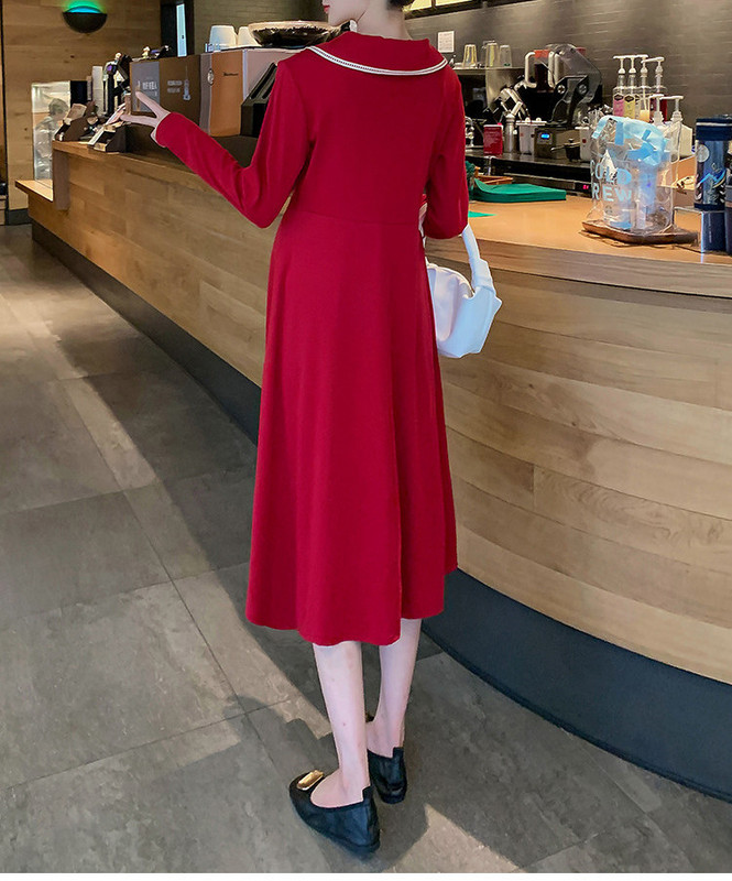 Új modell ruha terhes nőknek gombokkal