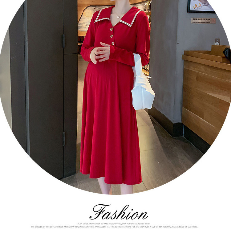 Új modell ruha terhes nőknek gombokkal