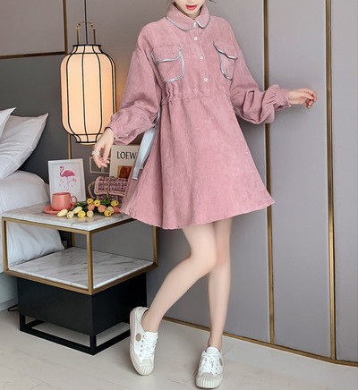 Kivágott ruhamodell terhes nők számára gallérral