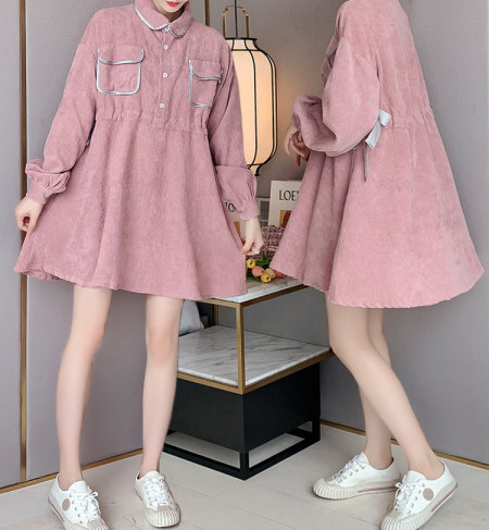 Kivágott ruhamodell terhes nők számára gallérral