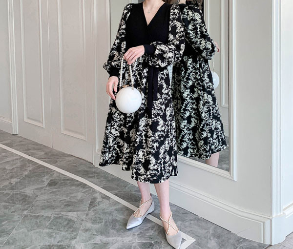 Színes, hosszú ujjú ruha terhes nőknek