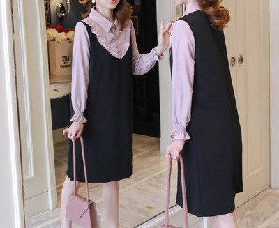 Modern ruha gallérral és fürtökkel terhes nők számára