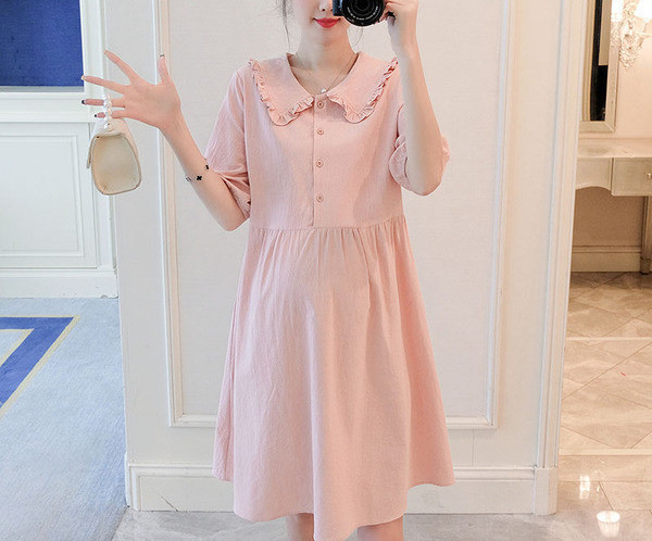 Nööpide ja lühikeste varrukatega suvekleit rasedatele