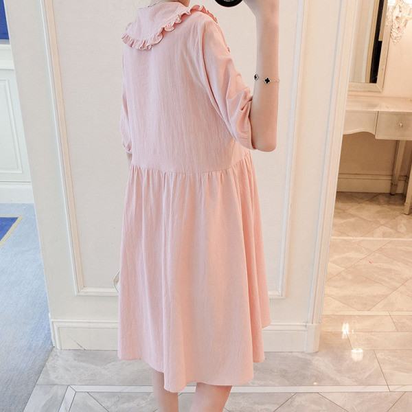 Nööpide ja lühikeste varrukatega suvekleit rasedatele