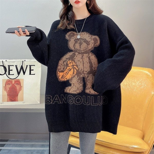 Pulóver ovális nyakkivágással és mackóval