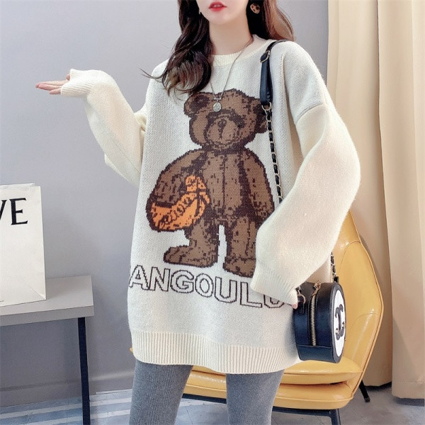 Pulóver ovális nyakkivágással és mackóval