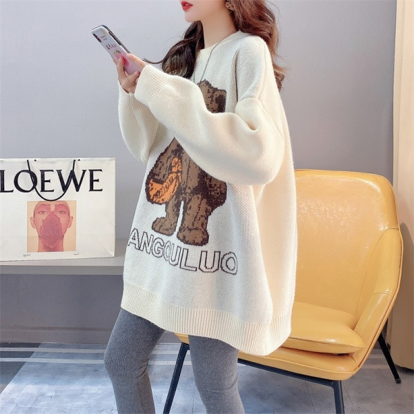 Pulóver ovális nyakkivágással és mackóval