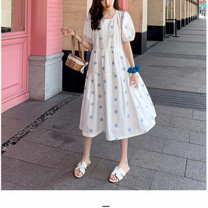 Virágos motívumú alkalmi ruha terhes nőknek