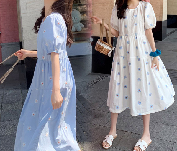 Virágos motívumú alkalmi ruha terhes nőknek