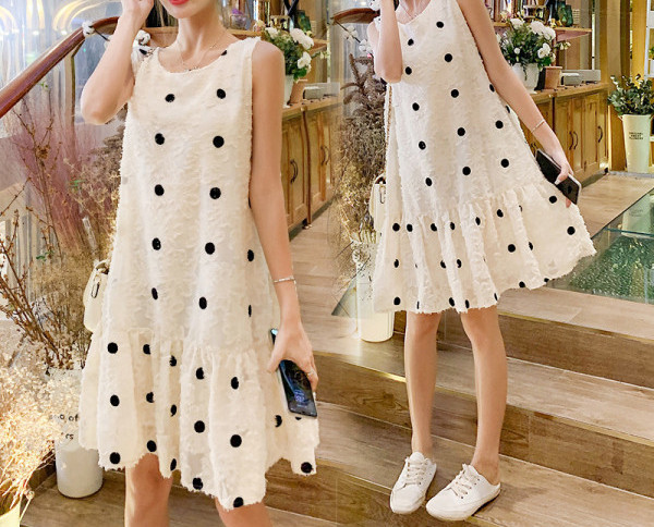 Modern pöttyös ruha kerek nyakkivágással kismamáknak