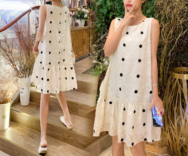 Modern pöttyös ruha kerek nyakkivágással kismamáknak