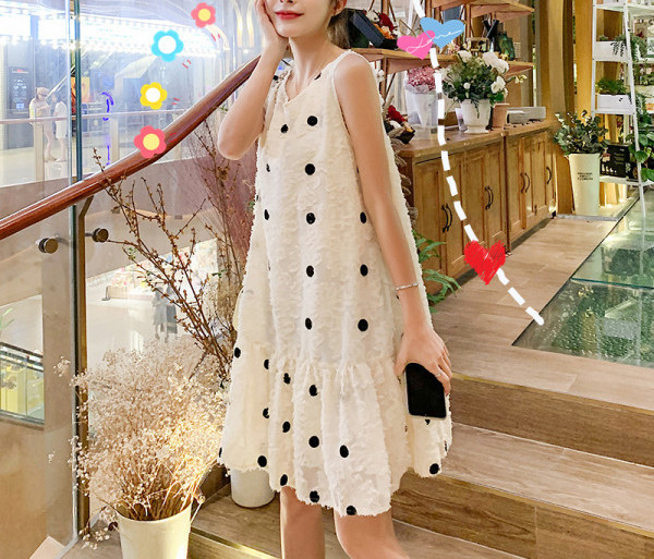 Modern pöttyös ruha kerek nyakkivágással kismamáknak