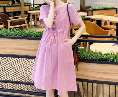 Ежедневна рокля с копчета и къс ръкав за бременни жени