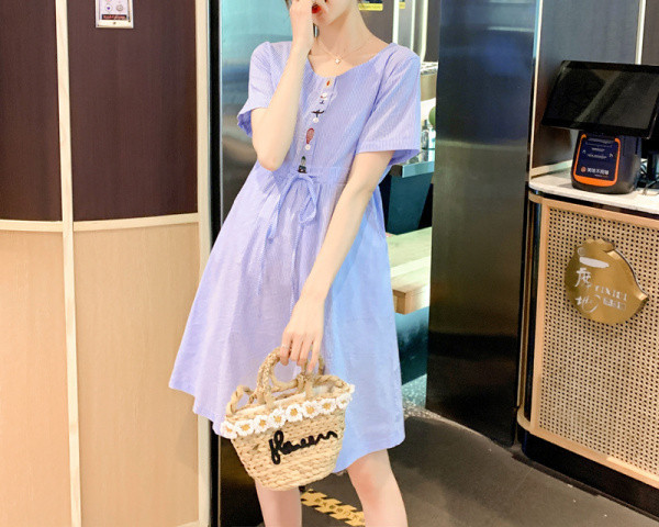 Ежедневна рокля с копчета и къс ръкав за бременни жени