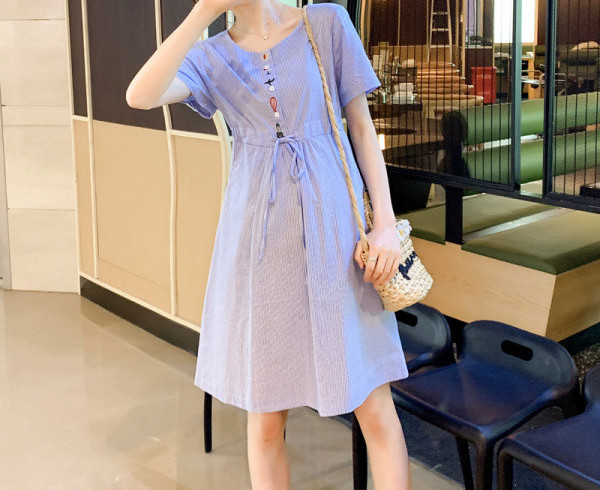 Ежедневна рокля с копчета и къс ръкав за бременни жени