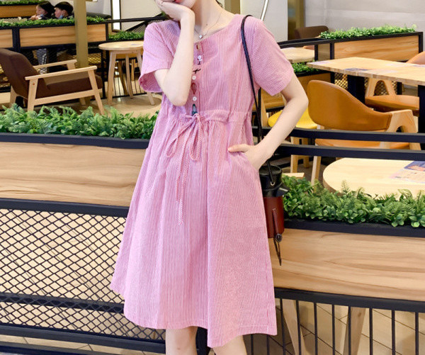 Ежедневна рокля с копчета и къс ръкав за бременни жени