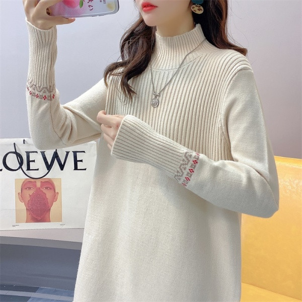 Dugi ženski pleteni džemper s niskom kragnom