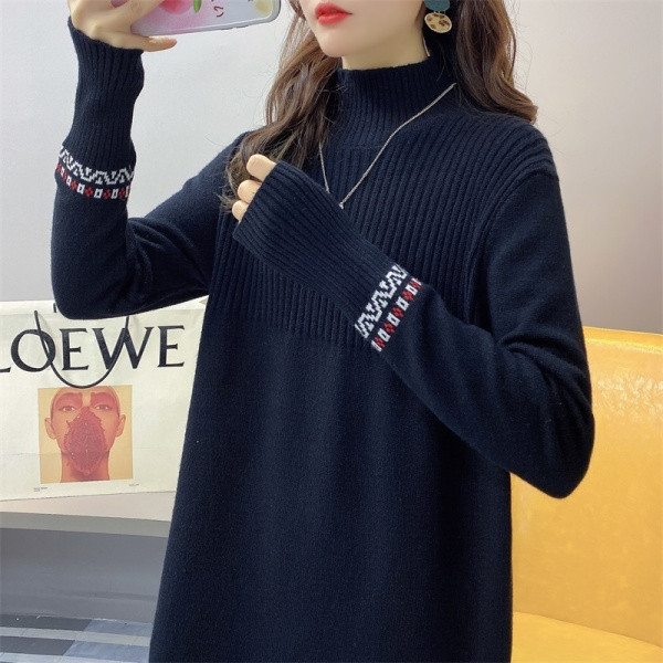 Dugi ženski pleteni džemper s niskom kragnom