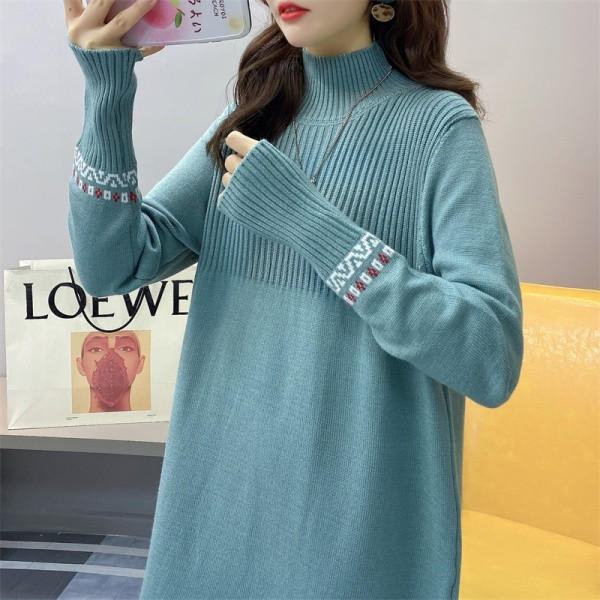 Dugi ženski pleteni džemper s niskom kragnom