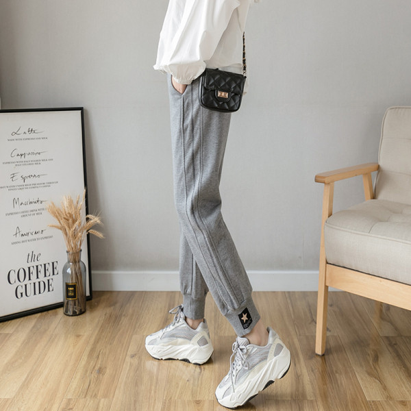 Σπορ και casual παντελόνι με φαρδιά ελαστική ζώνη για έγκυες γυναίκες