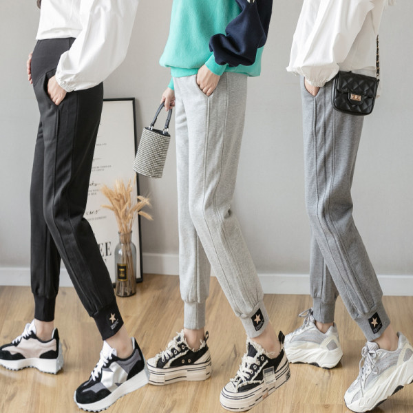 Σπορ και casual παντελόνι με φαρδιά ελαστική ζώνη για έγκυες γυναίκες