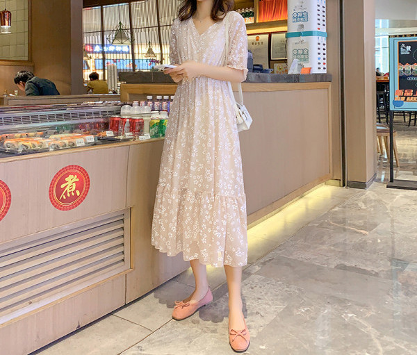 Alkalmi ruha terhes nőknek spitz nyakkivágással