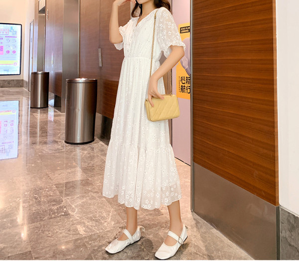 Alkalmi ruha terhes nőknek spitz nyakkivágással