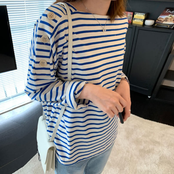 Női csíkos blúz gombokkal és csónakos nyakkivágással