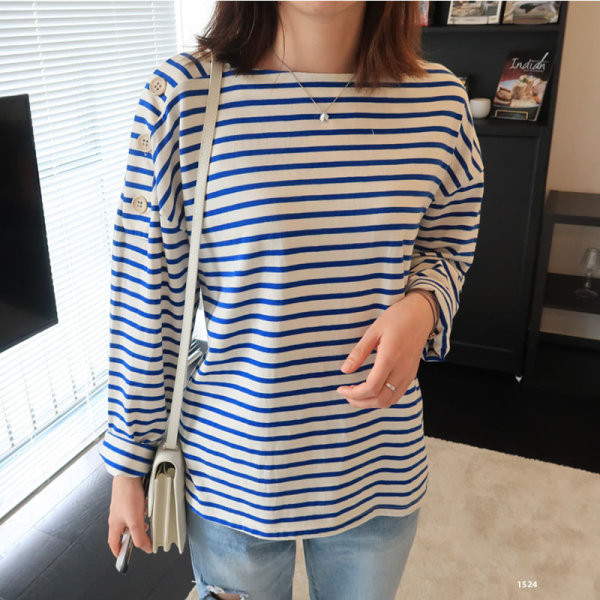 Női csíkos blúz gombokkal és csónakos nyakkivágással