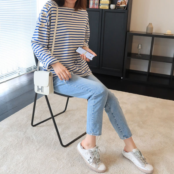 Női csíkos blúz gombokkal és csónakos nyakkivágással