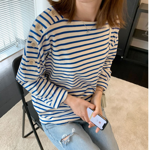 Női csíkos blúz gombokkal és csónakos nyakkivágással