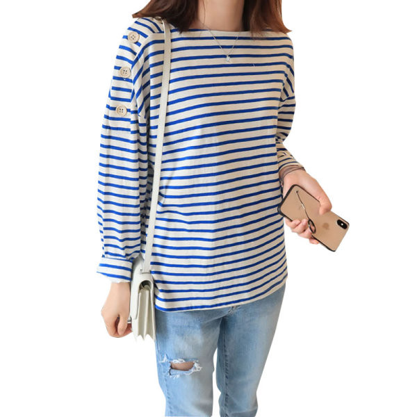 Női csíkos blúz gombokkal és csónakos nyakkivágással